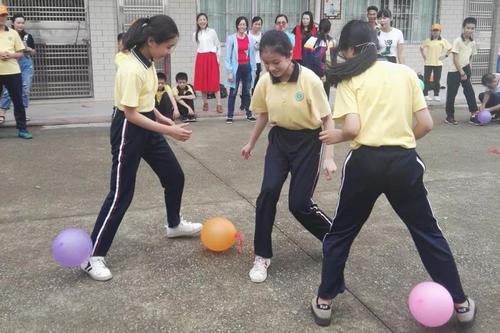 盲人踩气球