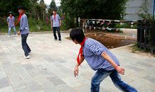 一场有趣的丢沙包比赛