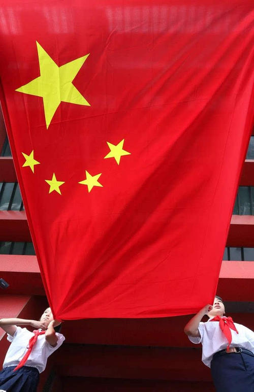 乘五星级红旗飞翔