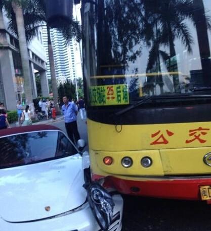 跑车和公共汽车比赛