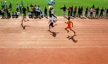 激烈的四乘100接力赛作文