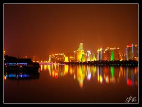 夜晚的南湖