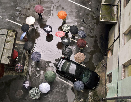 雨天，角落里有把伞