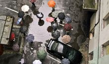 下雨天，墙角的一把伞