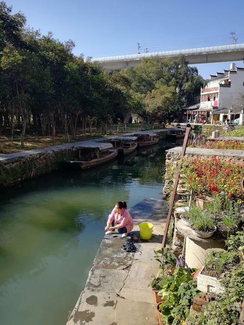 房子前的小河