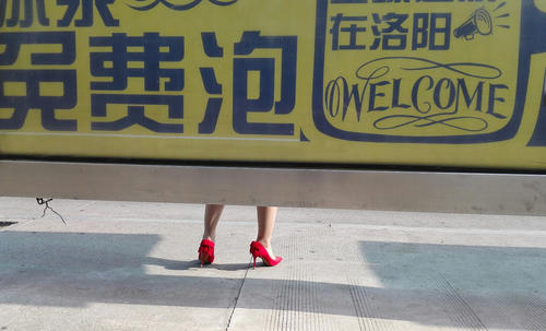 公交车站的生活