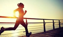 雨中奔跑的身影