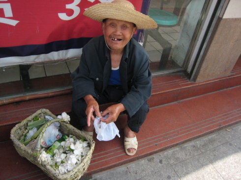 卖花的老人