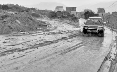 在泥泞的道路上“青蛙在井底”