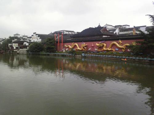 描绘秦淮河风光的构图