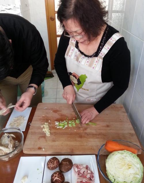 妈妈教我切蔬菜