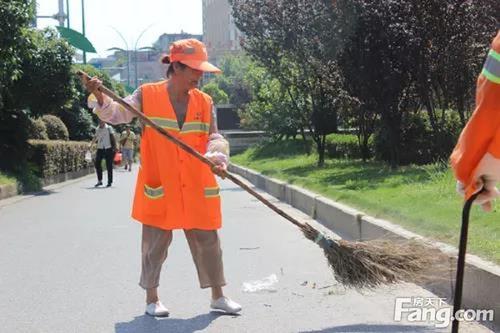 一个不起眼的环卫工人