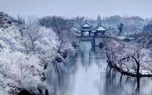 西湖在冬天的雪