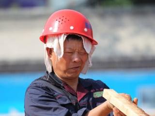 在烈日下工作的人