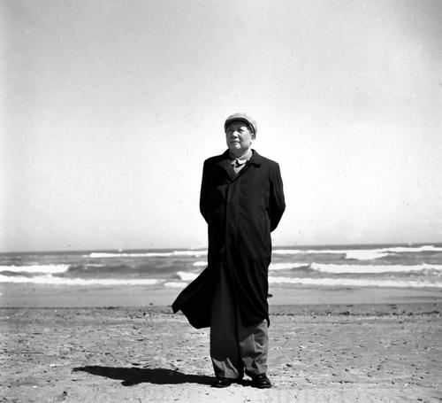 悼念伟人，缅怀历史