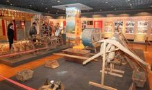 参观艺术展览馆