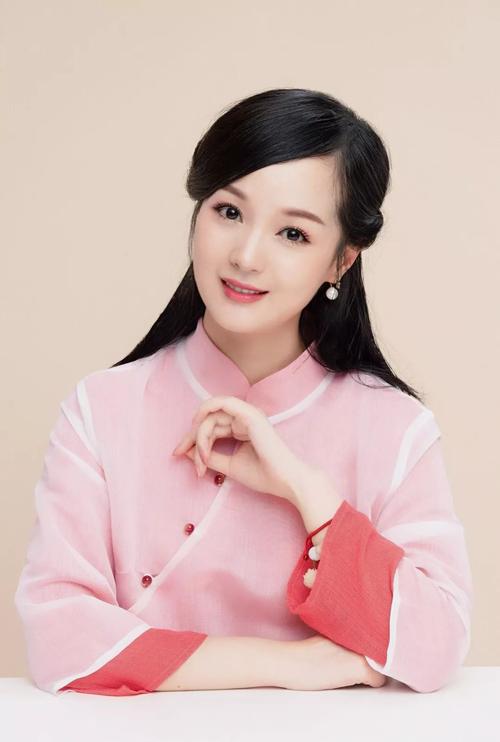 接近她