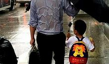 藏在雨伞里的感动