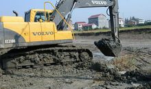 整修前后的泥塘