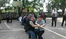 一场有趣的拔河比赛