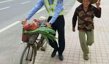 帮助老爷爷推车