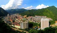 歌声满径香溢远