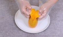 剥芒果