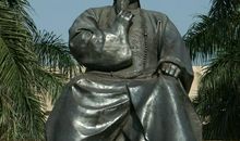 我站在林则徐塑像前