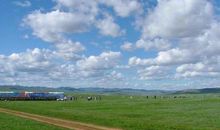 蒙汉情深何忍别，天涯碧草话斜阳