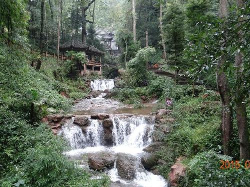 在山上问