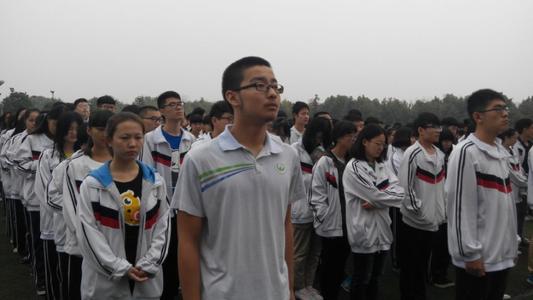 早会的笑声