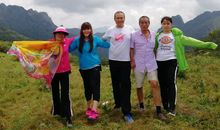 和家人一起去爬山