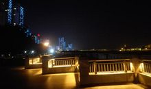 观察江边的夜景