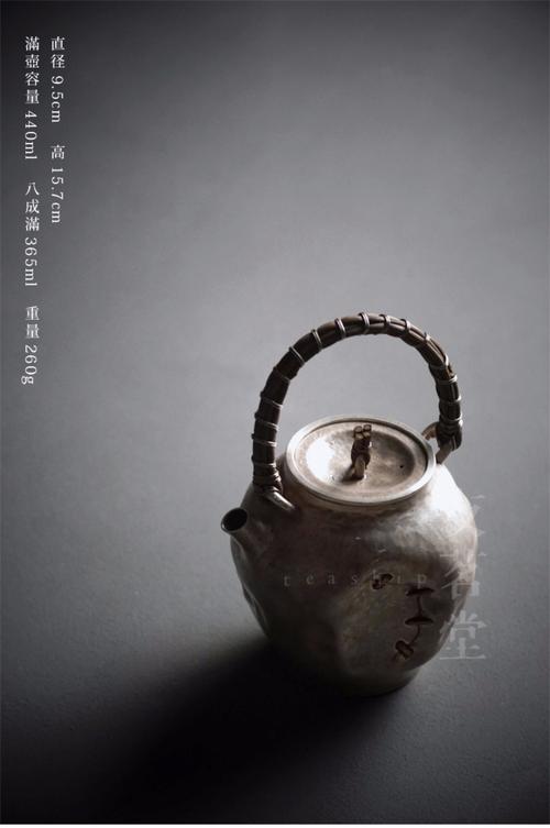 灯光下的银线
