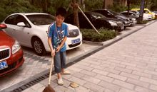 乐于助人的清洁工阿姨