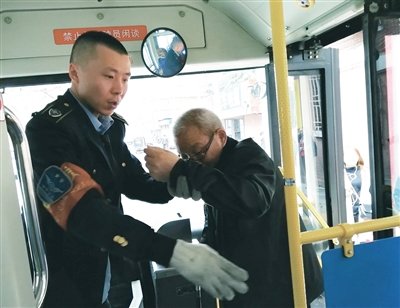 最感人的巴士司机