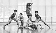 灯光下的芭蕾舞者