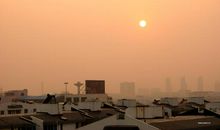 冬年黄昏时车来人往的街头