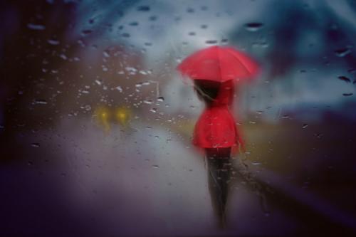 后视图在雨中等待