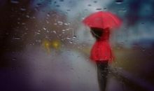 雨中等候的背影