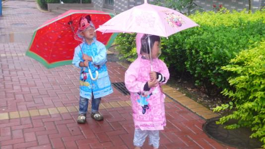 雨中的脚步声