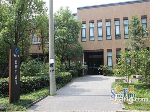 色彩缤纷的春满里商业街