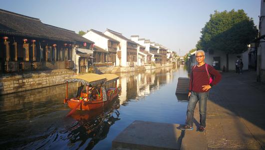 在古镇的秋天旅行