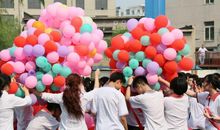 放飞气球中的梦想