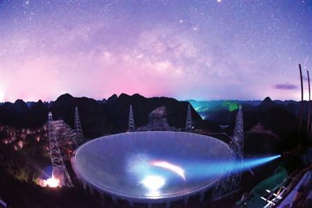 在霓虹色湖边，星星互相反射