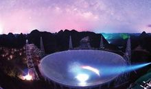 霓彩湖畔，繁星相映