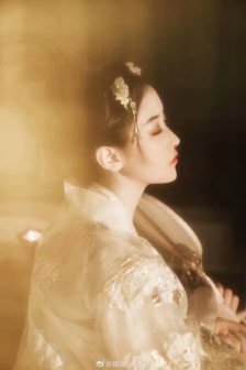 你眉毛如画，我像花一样微笑