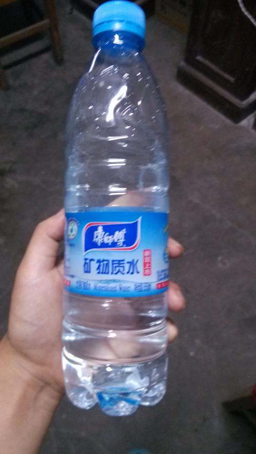 矿泉水的叙事