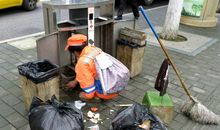 一丝不苟的环卫工人