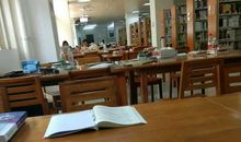 一个人去图书馆